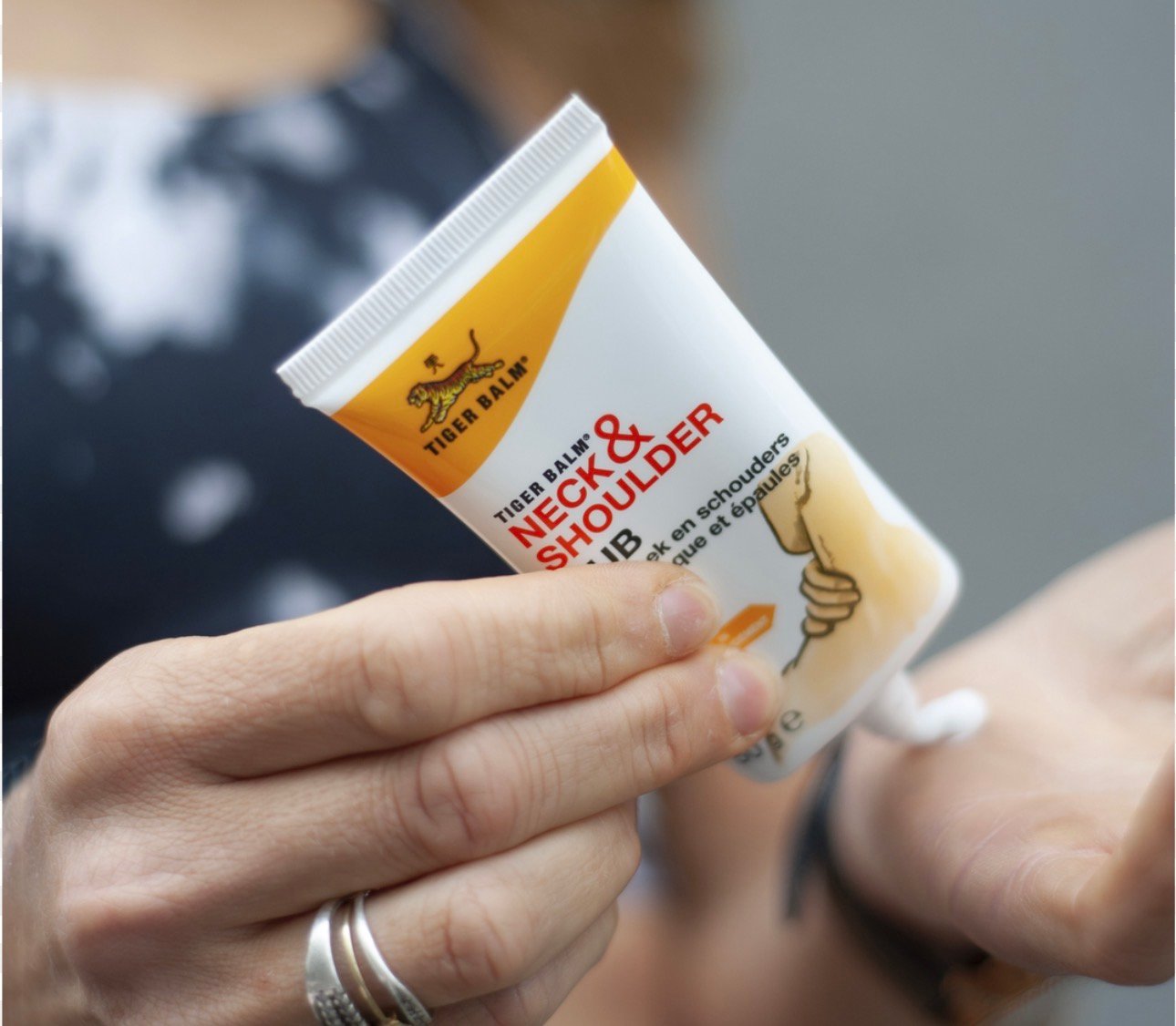 Aplicación de Tiger Balm